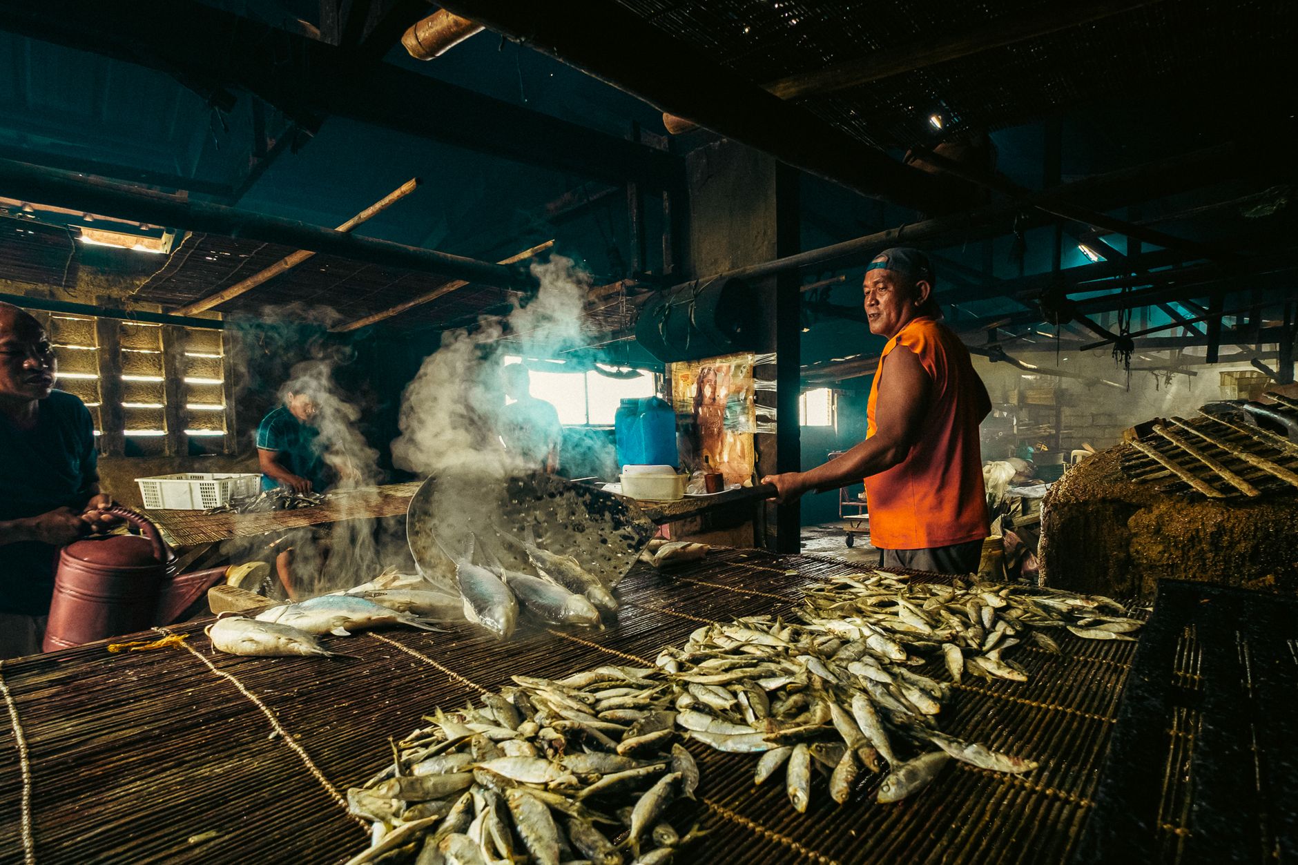 Équipe de traitement et séchage du poisson dans une usine artisanale côtière du Sud