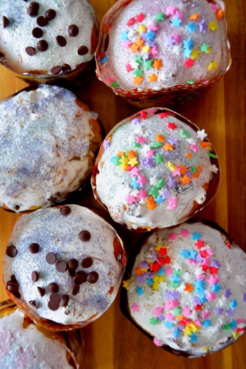 Free Top view of assorted cupcakes with colorful frosting and sprinkles, perfect for celebrations. Stock Photo
