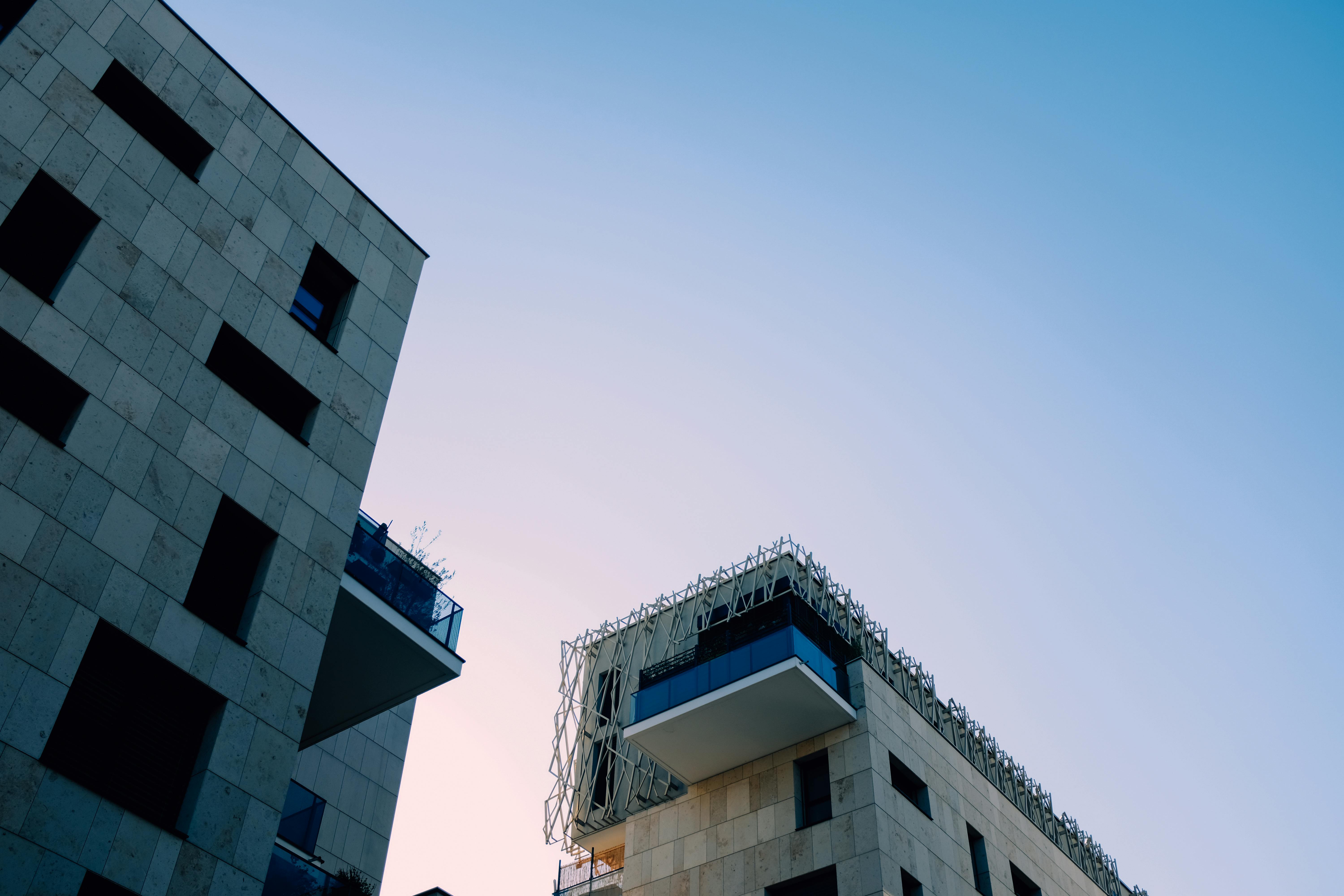 低角度镜头下的现代城市建筑与清澈蓝天