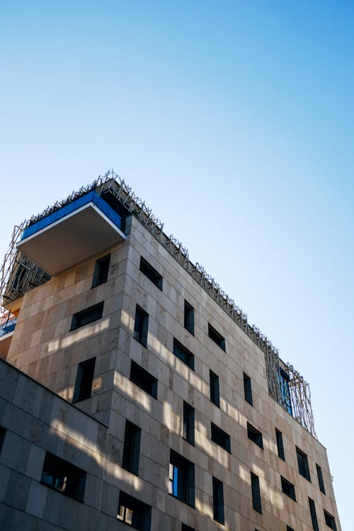 Gratis Bangunan Beton Coklat Di Bawah Langit Biru Foto Stok