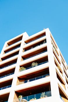 低角度镜头下的现代建筑，背景清晰，展现了极简主义设计