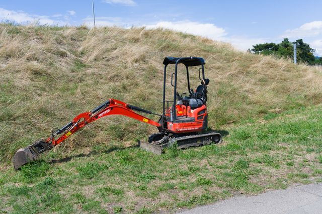 Mini-pelle utilisée pour un terrassement de précision en terrain sableux