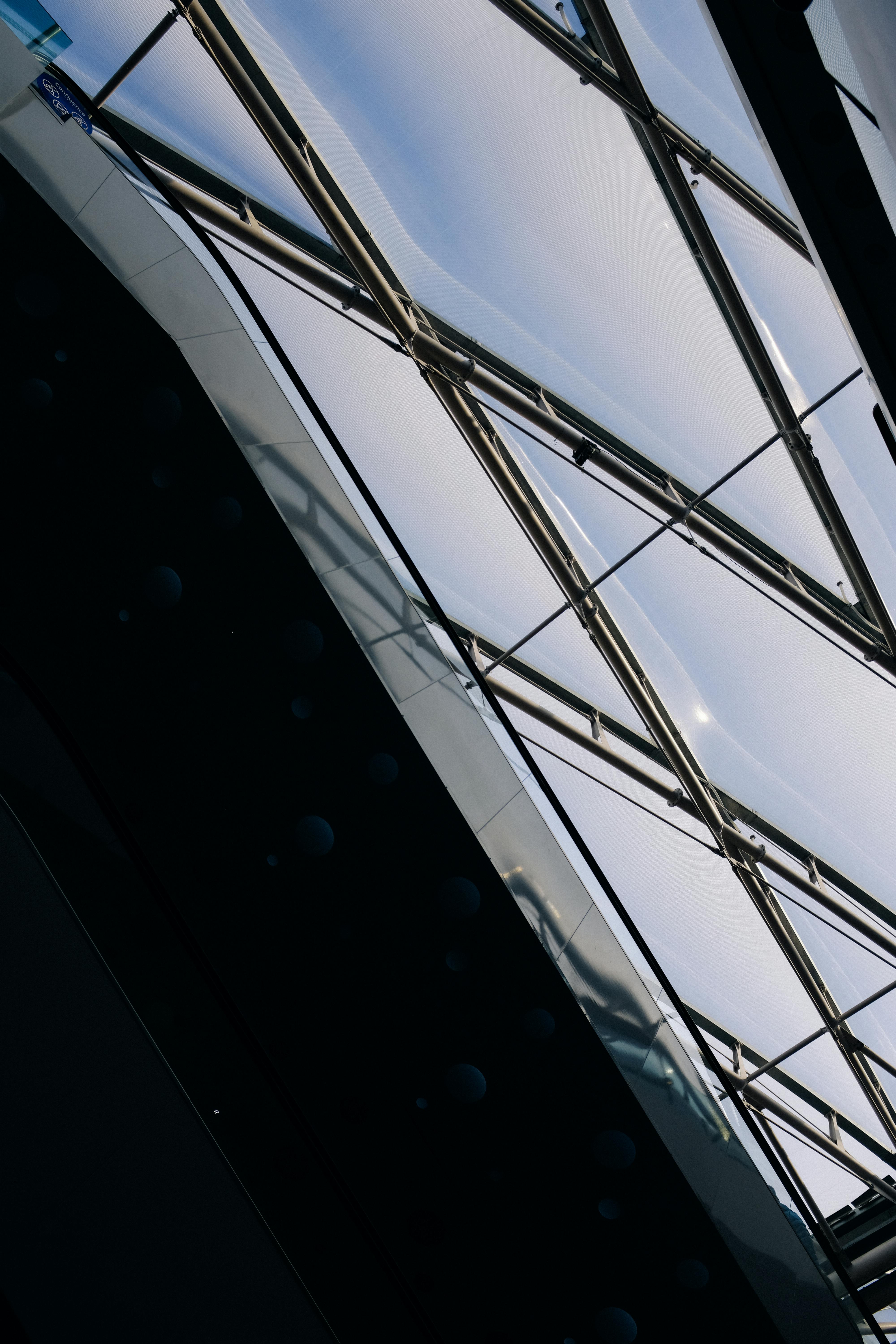 Eine Person schläft friedlich in einem gemütlichen, dunklen Schlafzimmer