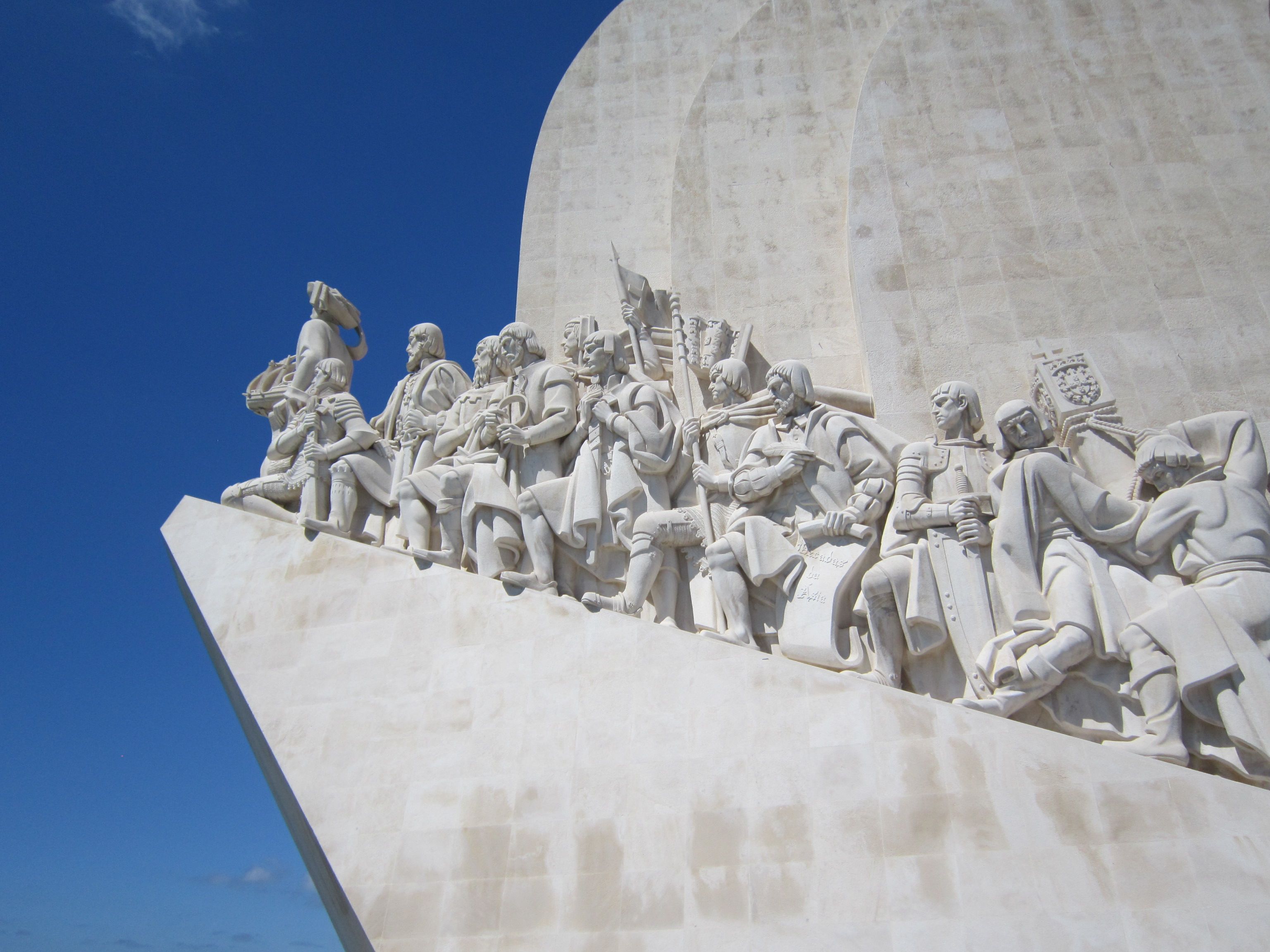 Kostenlos Das Entdeckerdenkmal in Lissabon, eine Hommage an die Entdecker vor strahlend blauem Himmel. Stock-Foto
