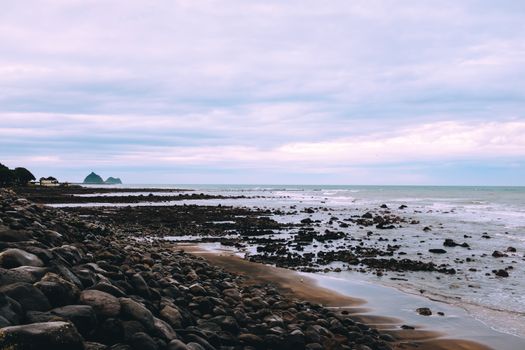 岩石海岸在阴沉的天空下，海浪平静，风景优美