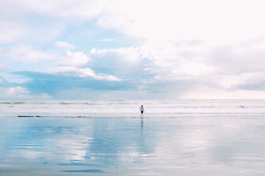 宁静的海滩上，一个孤独的人站在海边