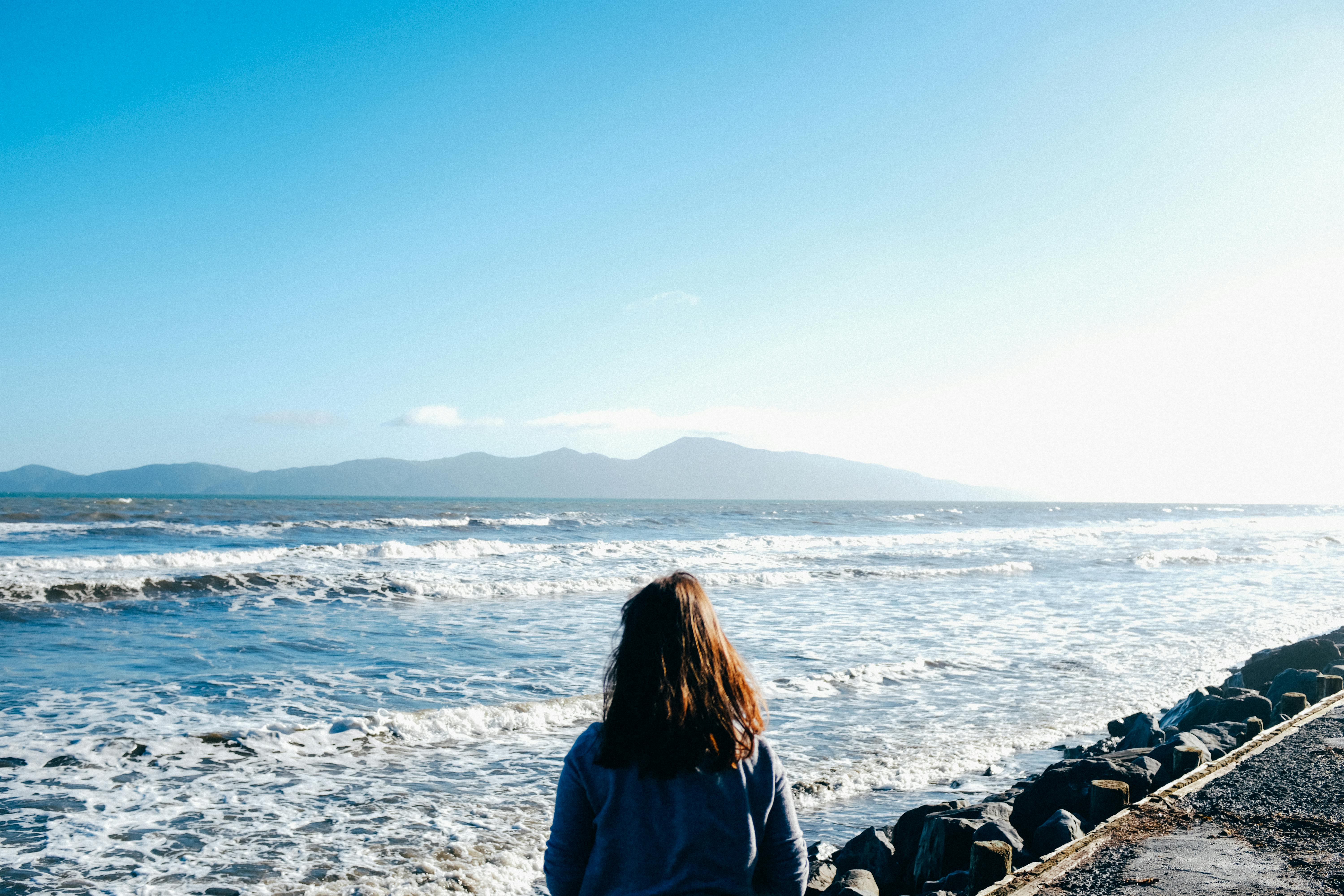 Eine Person schläft friedlich in einem gemütlichen Bett, symbolisiert gesunden Schlaf.