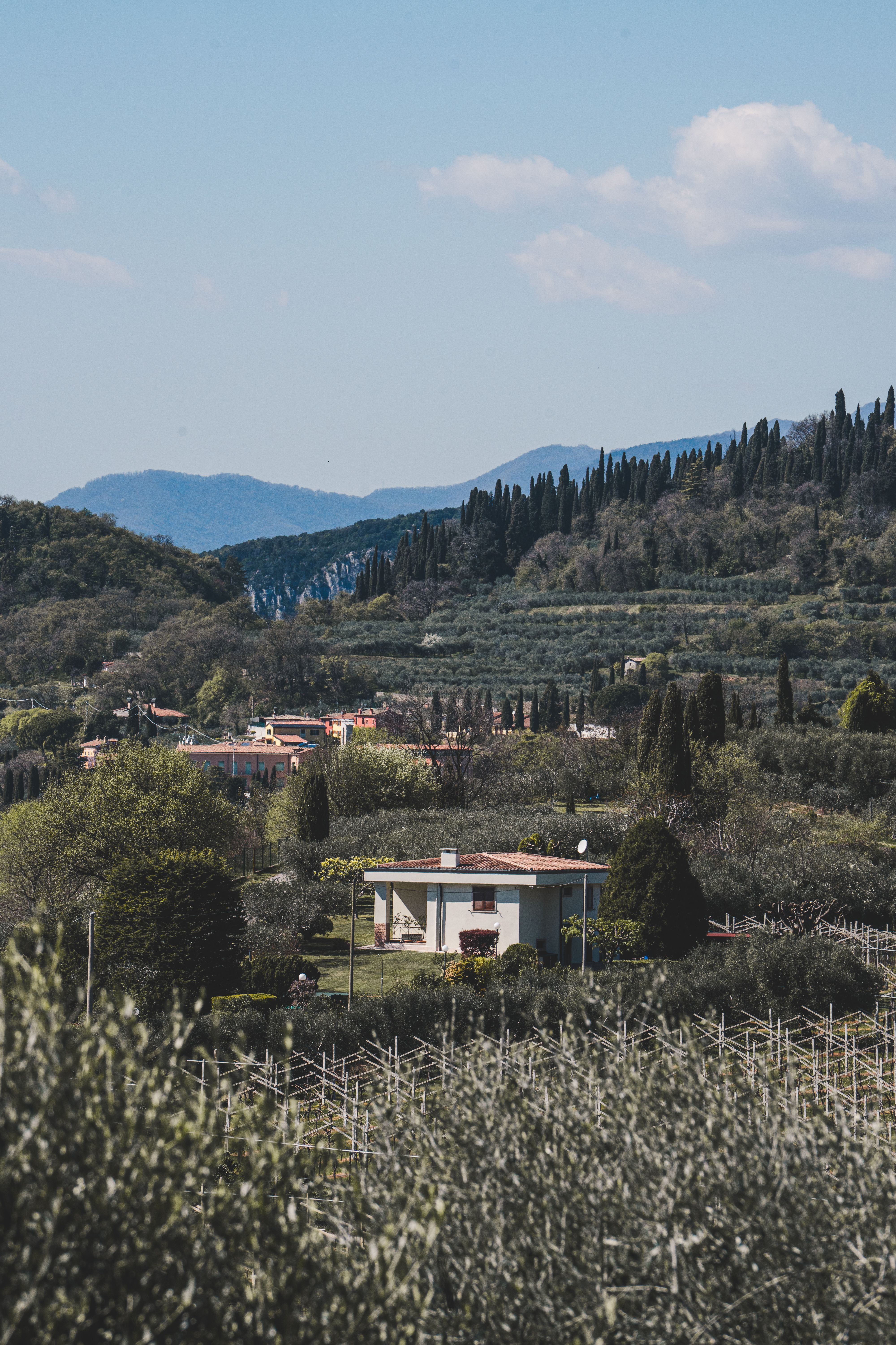 Italiaans landschap met woningen op het platteland