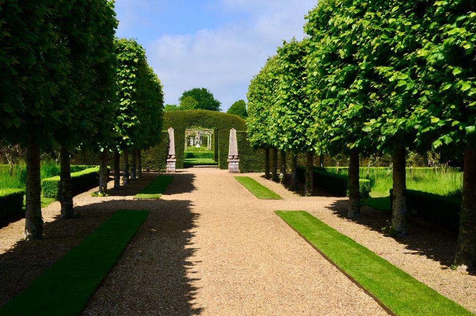 Paved vs. Gravel Garden Paths: Which Suits Your Home?
