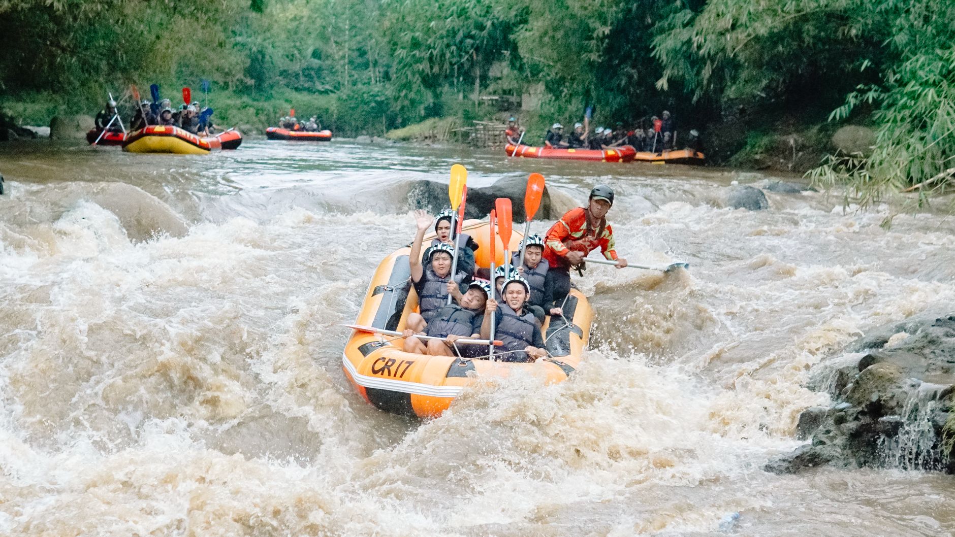 Wisatawan melakukan aktivitas rafting arung jeram di aliran Sungai Ciwidey Bandung Selatan Wisatawan melakukan aktivitas rafting arung jeram di aliran Sungai Ciwidey Bandung Selatan