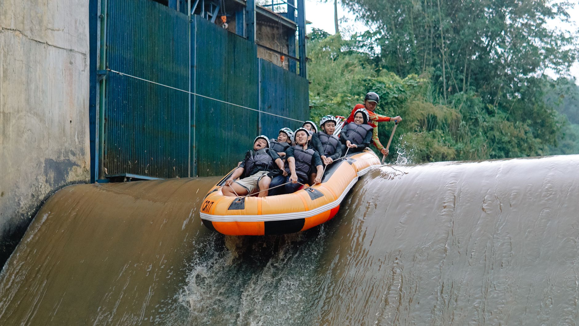 Aksi seru arung jeram atau rafting di sungai berarus deras kawasan Ciwidey Bandung Aksi seru arung jeram atau rafting di sungai berarus deras kawasan Ciwidey Bandung