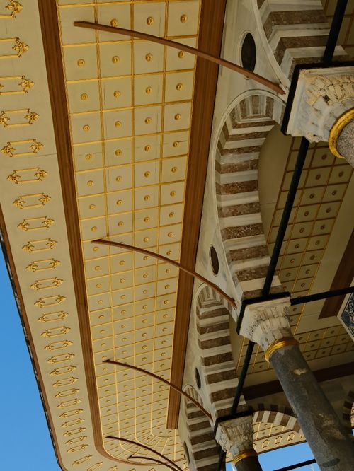 Free Intricate dome and arch design showcasing classic architectural elegance. Stock Photo