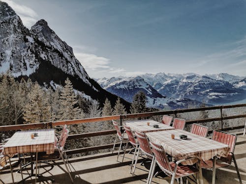 Restaurant Près Des Montagnes Couvertes De Neige