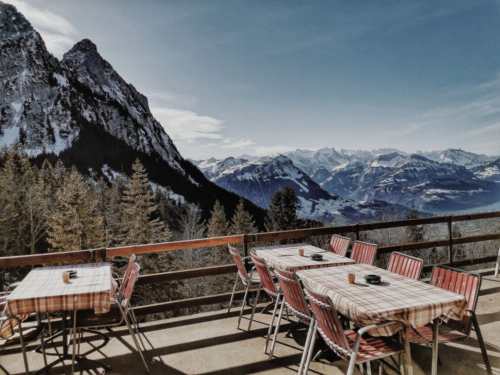 Tavoli all'aperto con vista sulle montagne alpine innevate