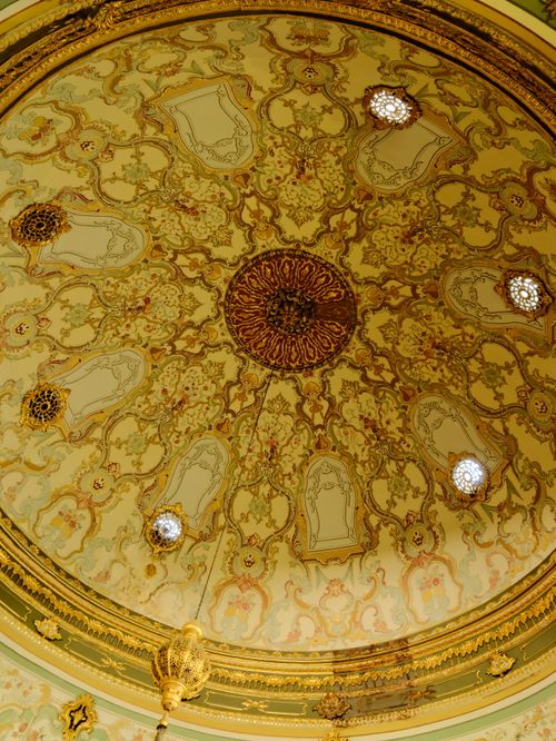 Free Elegant circular vaulted ceiling with intricate gold patterns. Stock Photo
