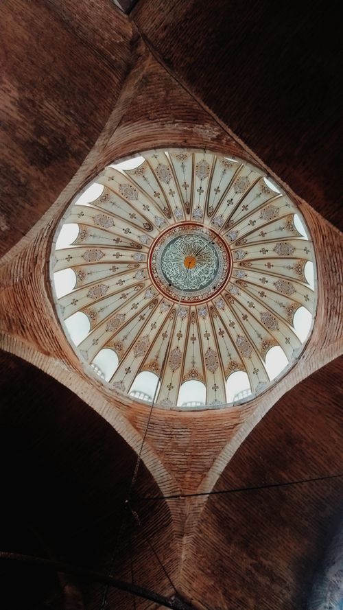 Free Explore the ornate design of this dome ceiling with stunning architectural details in an indoor setting. Stock Photo