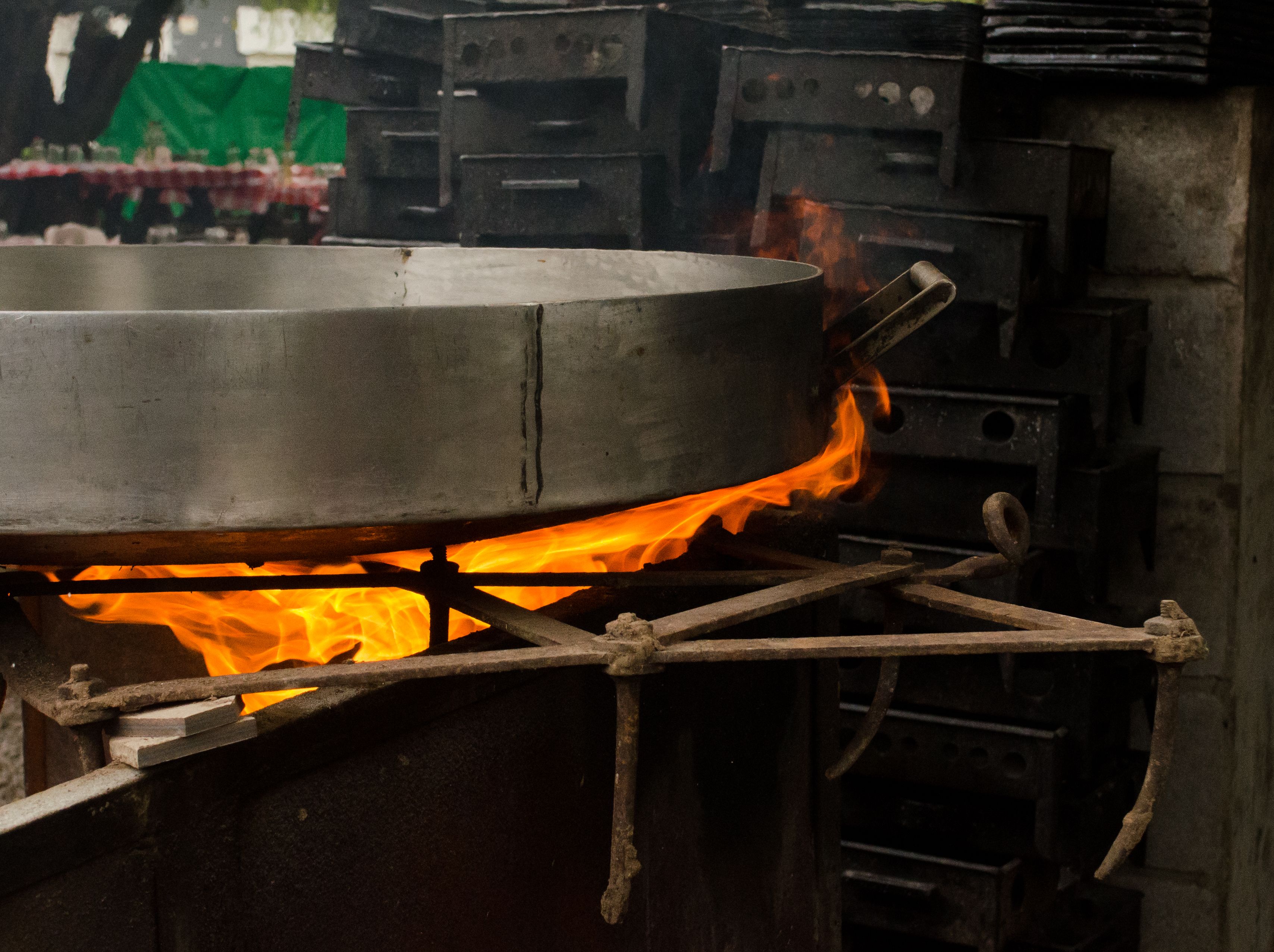 Cross-section of multi-ply cookware construction showing aluminum core between stainless steel layers