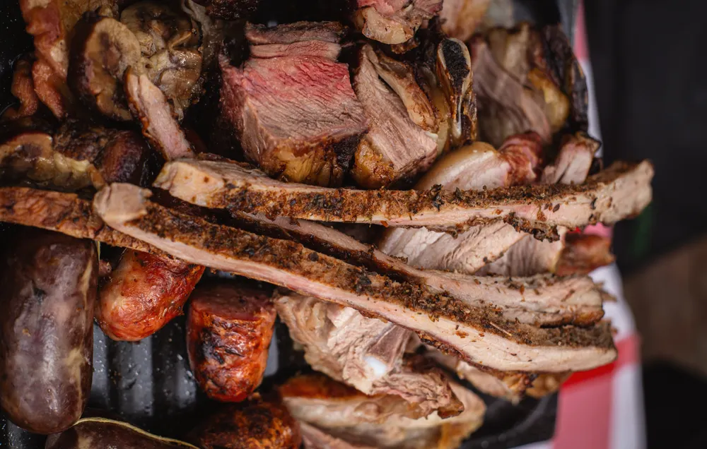 Viande de gibier grillée au braai.