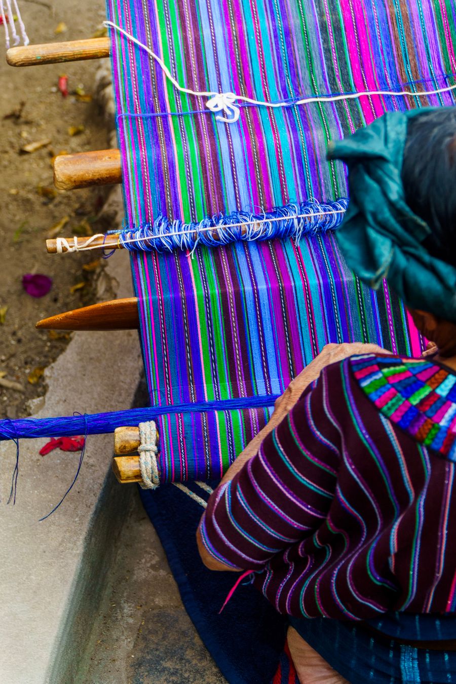 Tejido tradicional de colores en Sololá.