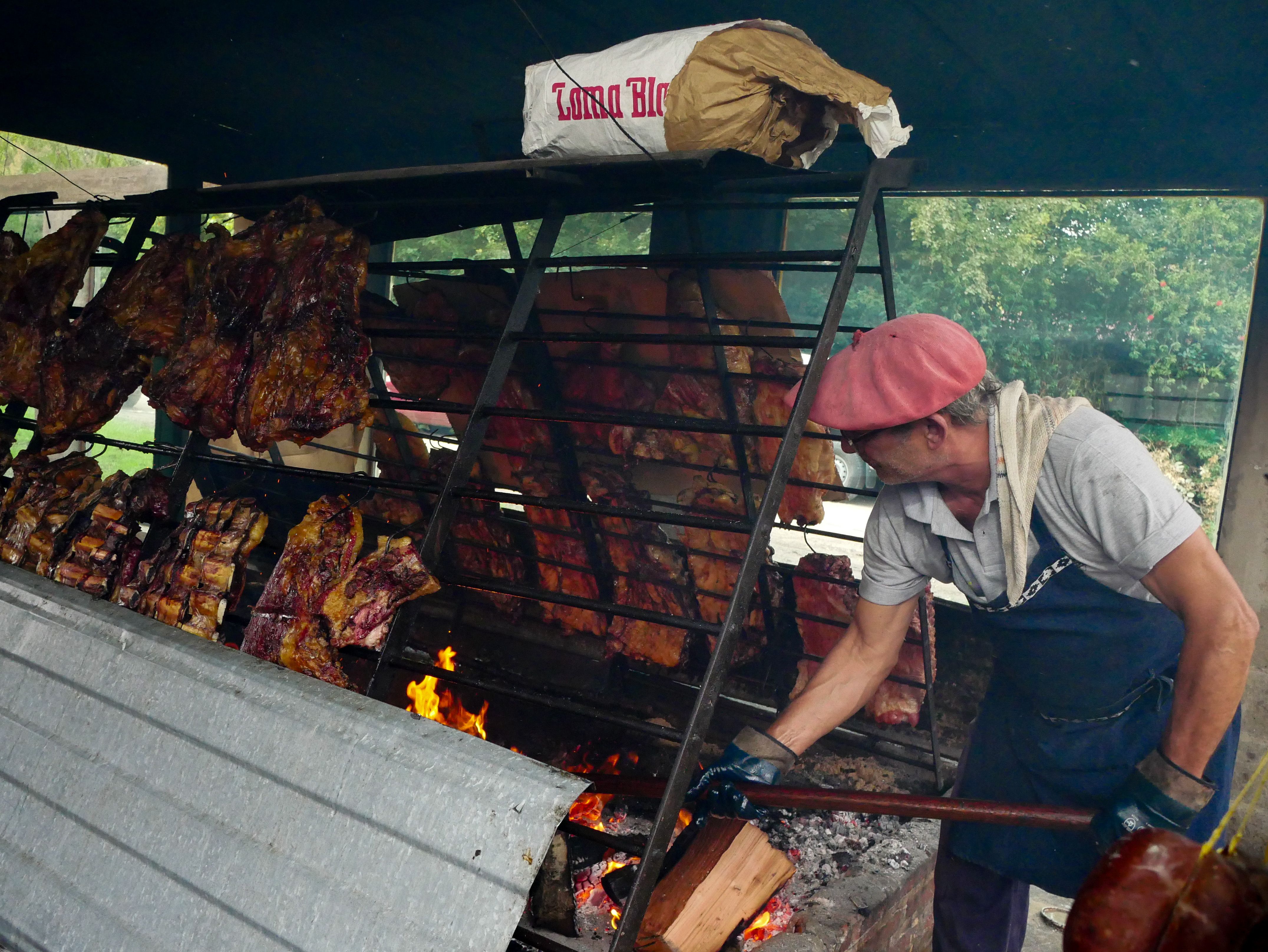 Argentin asado: a tűz feletti hússütés ősi művészete – argentine gaucho preparing asado on open fire