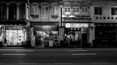 热闹的城市街道上，单色景观中点缀着商店和历史悠久的外观