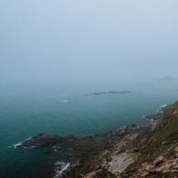 Fog over a rocky coastline — 阿了个 哲 on Pexels