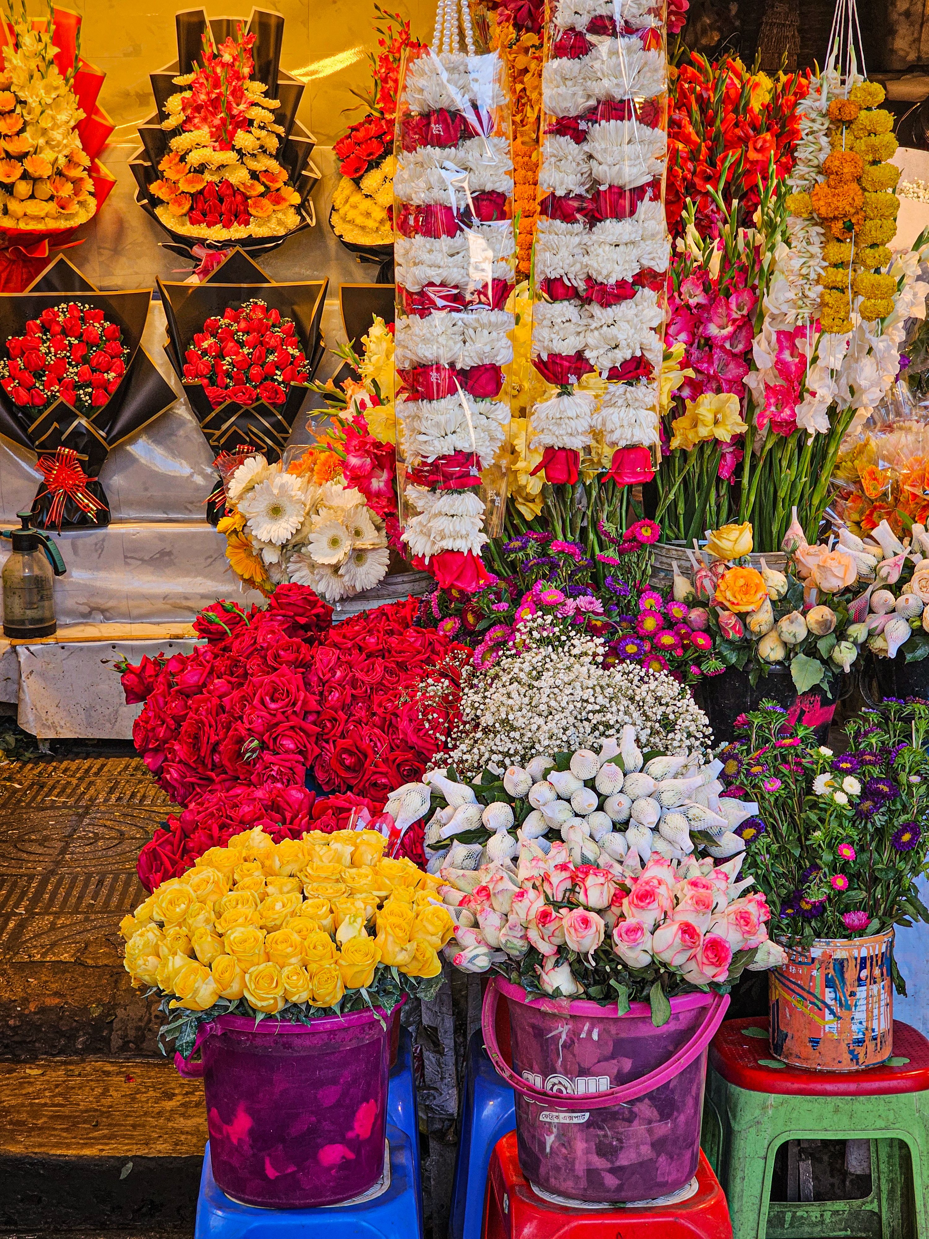 [ColoSach]-a-lively-display-of-assorted-colorful-flowers-and-floral-arrangements-at-an-outdoor-market.