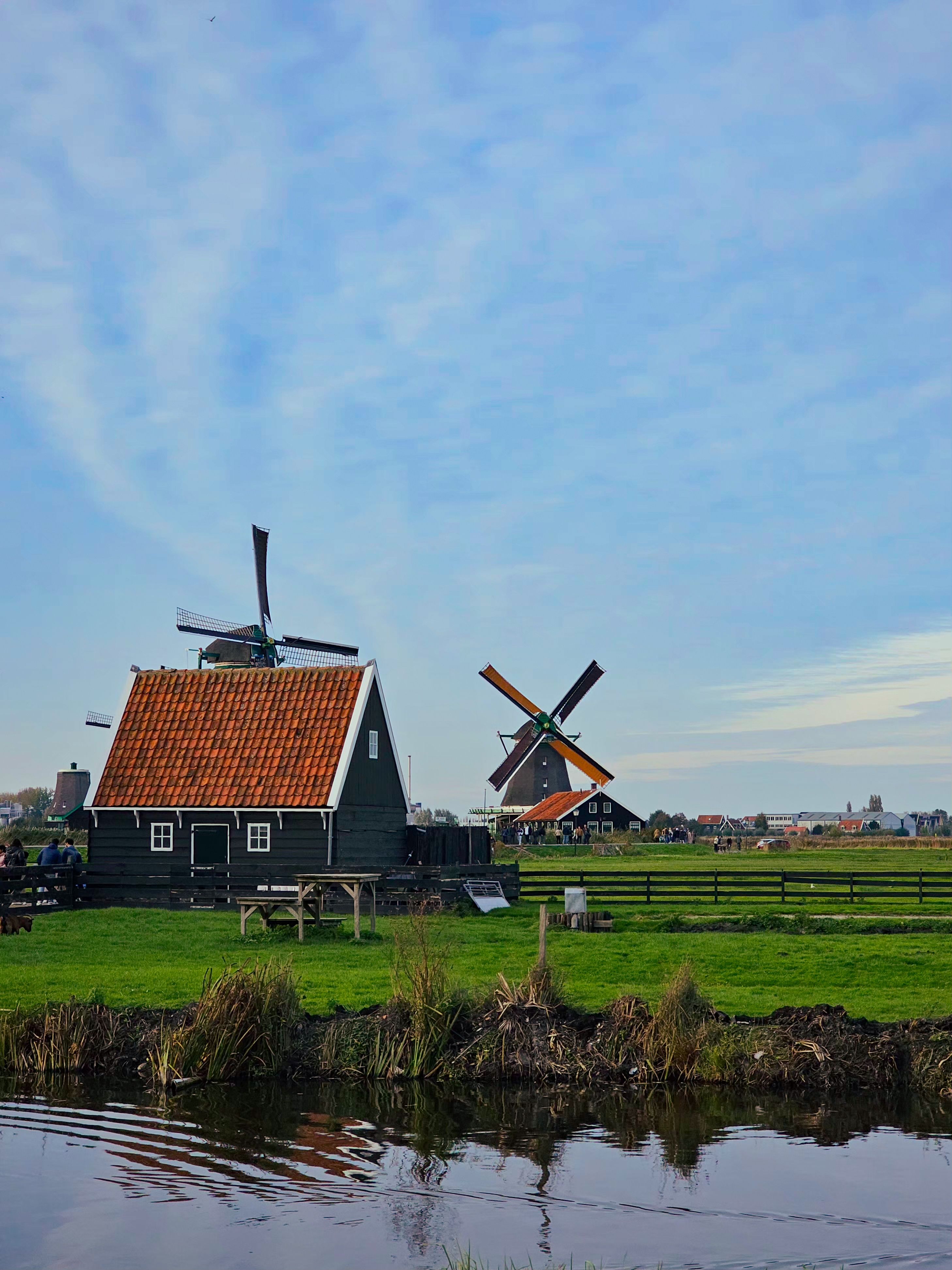 Energiebesparende maatregelen in een duurzame woning met zonnepanelen