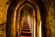 探索古老拱形通道的神秘魅力，它以温暖的色调和艺术阴影捕捉而成