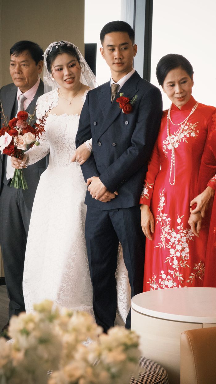 Cô dâu chú rể cùng hai bên gia đình trong ngày cưới