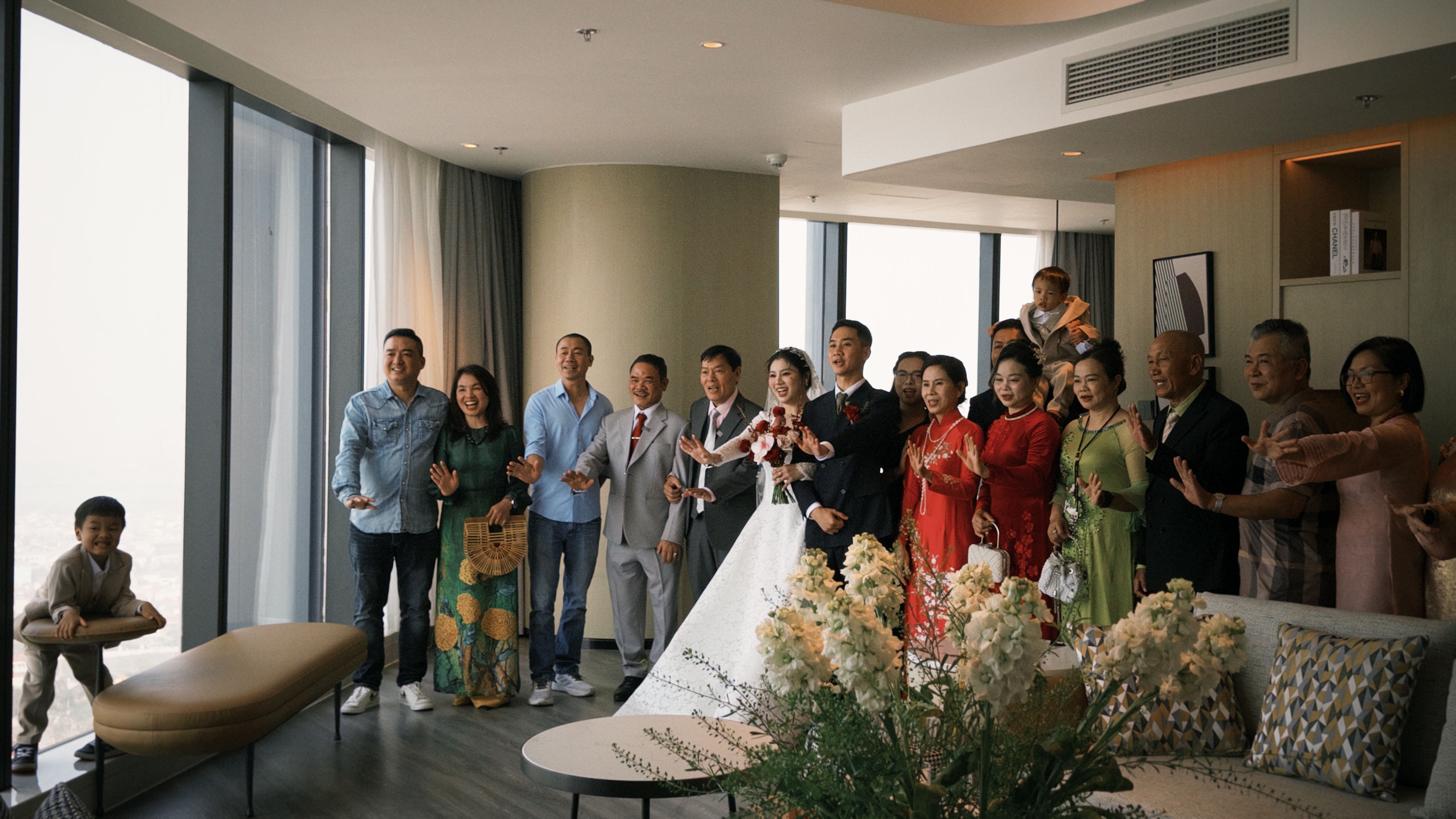 Kostenlos Vietnamesische Hochzeitsfeier in einem modernen Ambiente mit der Familie. Stock-Foto
