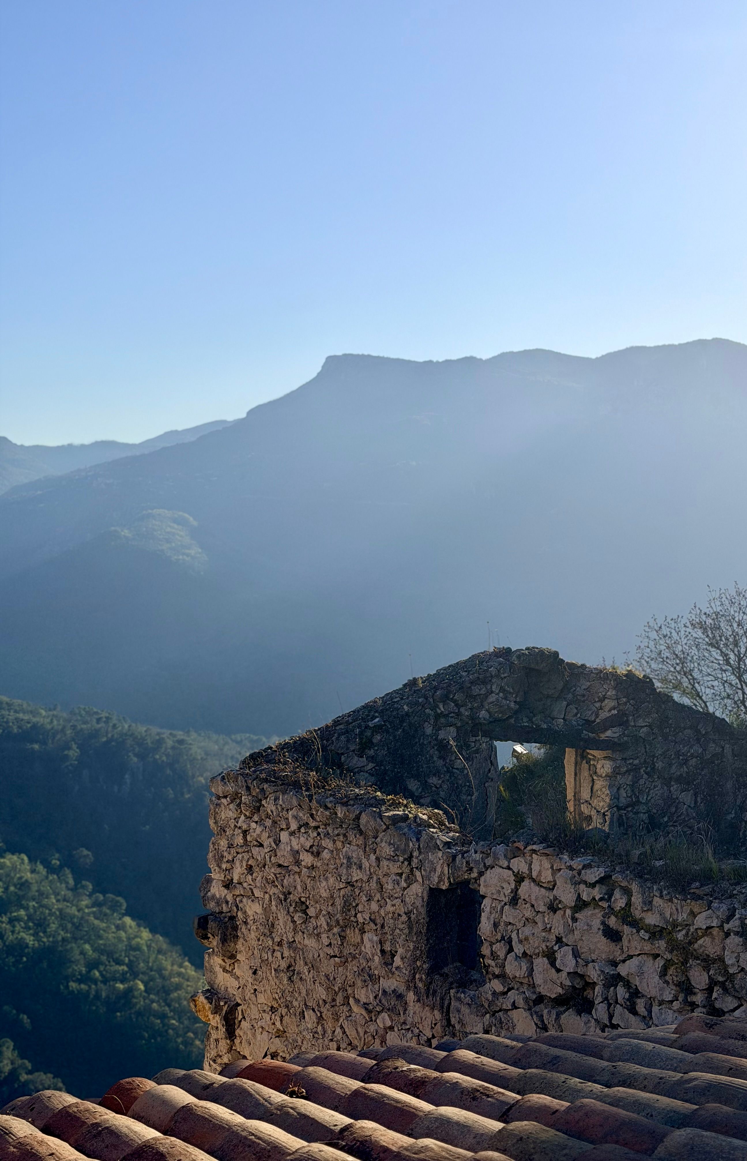 Architecture En Ruine En Provence Avec Vue Sur Les Montagnes · Photo ...