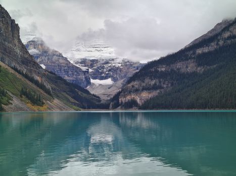 Breathtaking view of Lake Louise with turquoise waters and majestic mountain backdrop in Banff National Park, Canada.