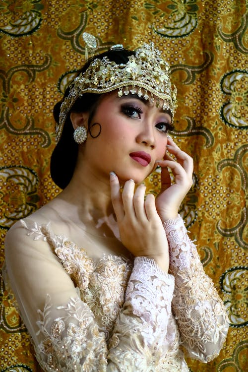 Femme En Robe à Fleurs Blanche Portant Une Couronne D'or