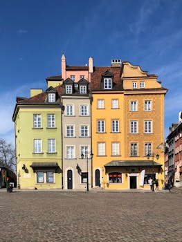 华沙老城的鹅卵石街道两旁，排列着色彩缤纷的迷人建筑