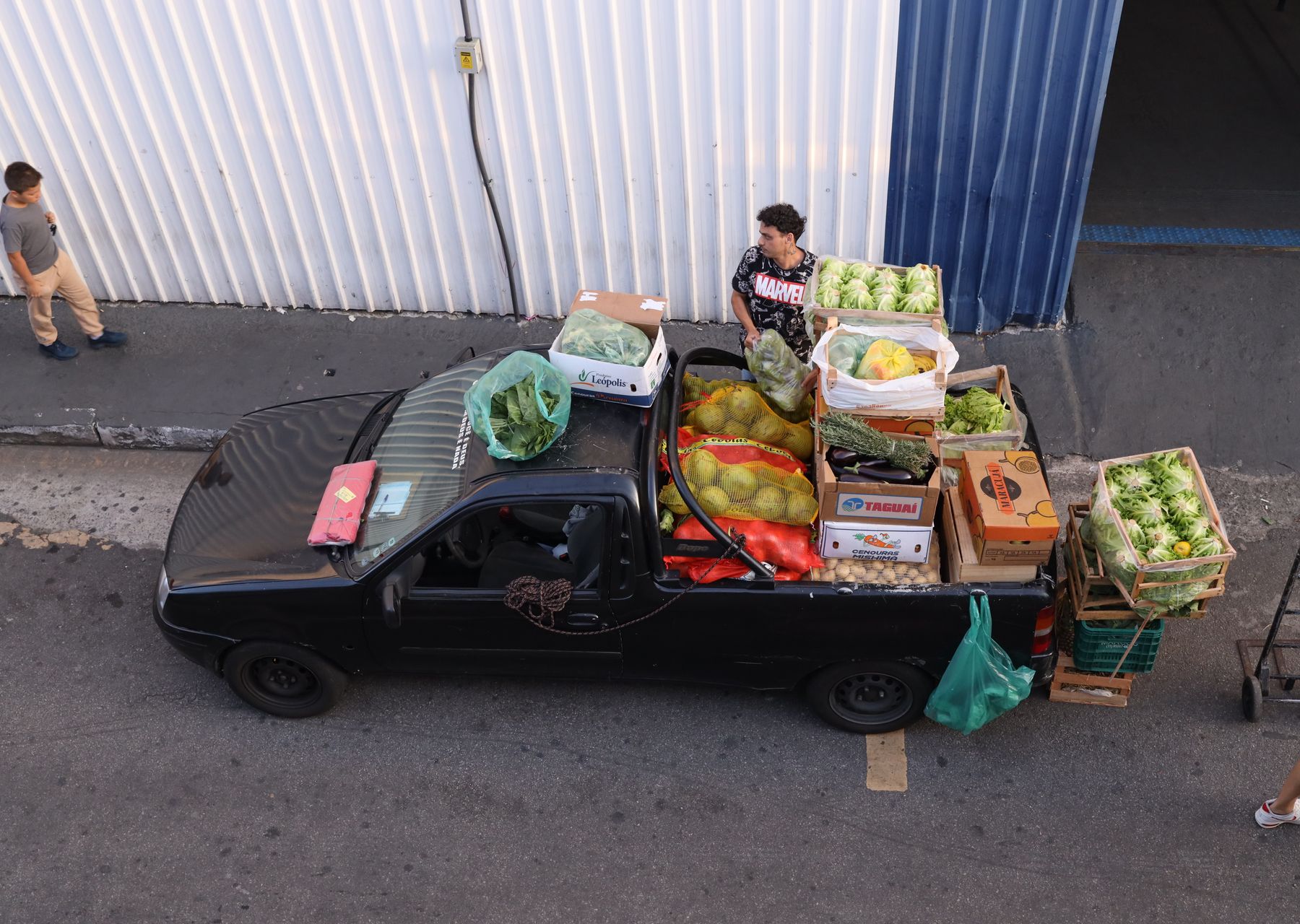 Man and van in Nuffield — crew wrapping and loading on moving day