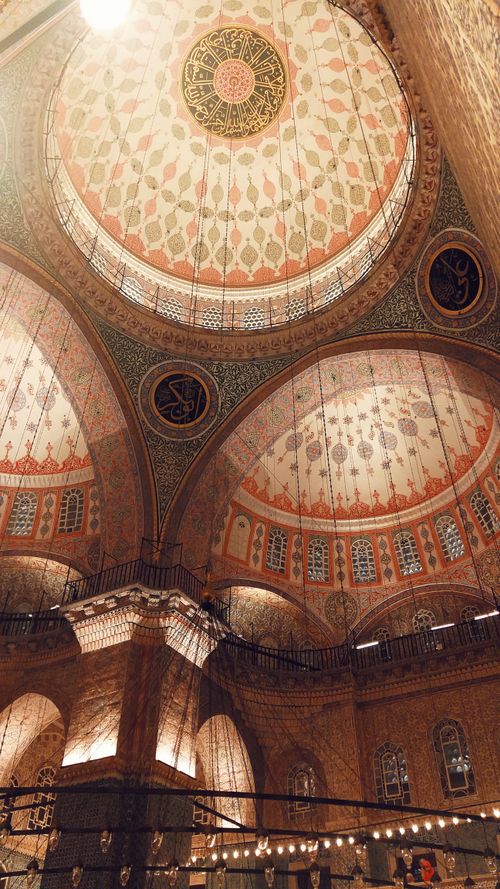 Free Capture of an intricately designed mosque dome showcasing ornate patterns and stunning architecture. Stock Photo