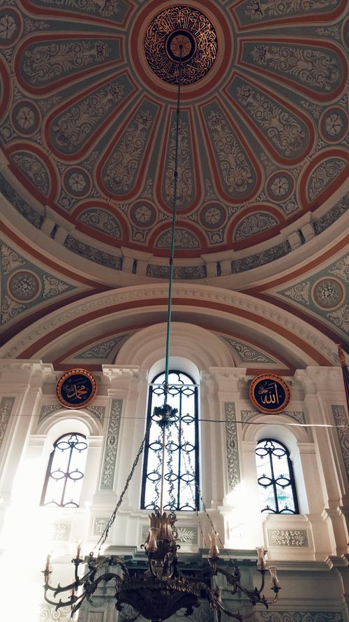 Free Intricate design of a mosque's dome with Arabic calligraphy and elegant architecture. Stock Photo