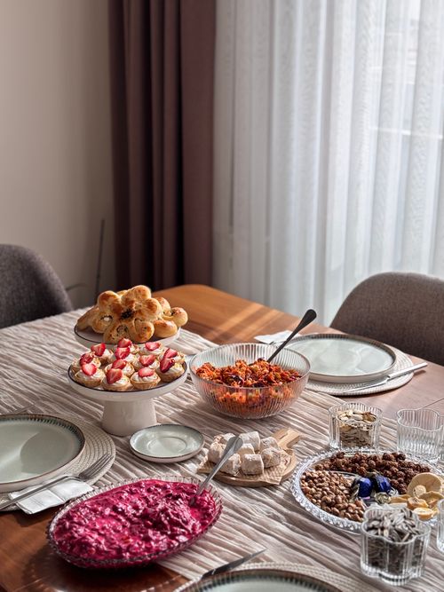 Free A beautifully set dining table featuring diverse appetizers and elegant tableware. Stock Photo
