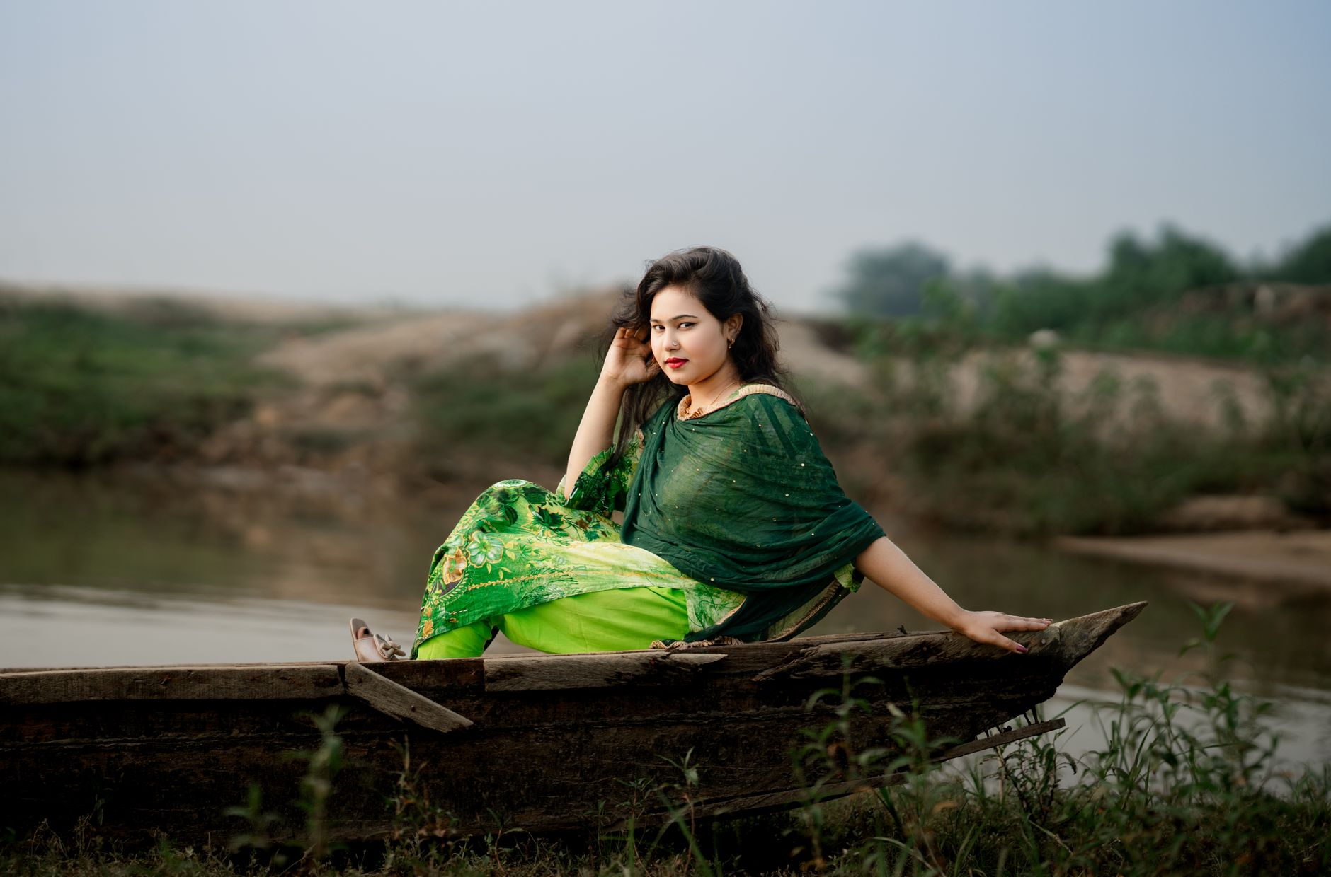 हरे कपड़े वाली डिजिटल कार्ड टेबल पर तीन पत्ते और व्यवस्थित चिप्स का क्लोज़-अप