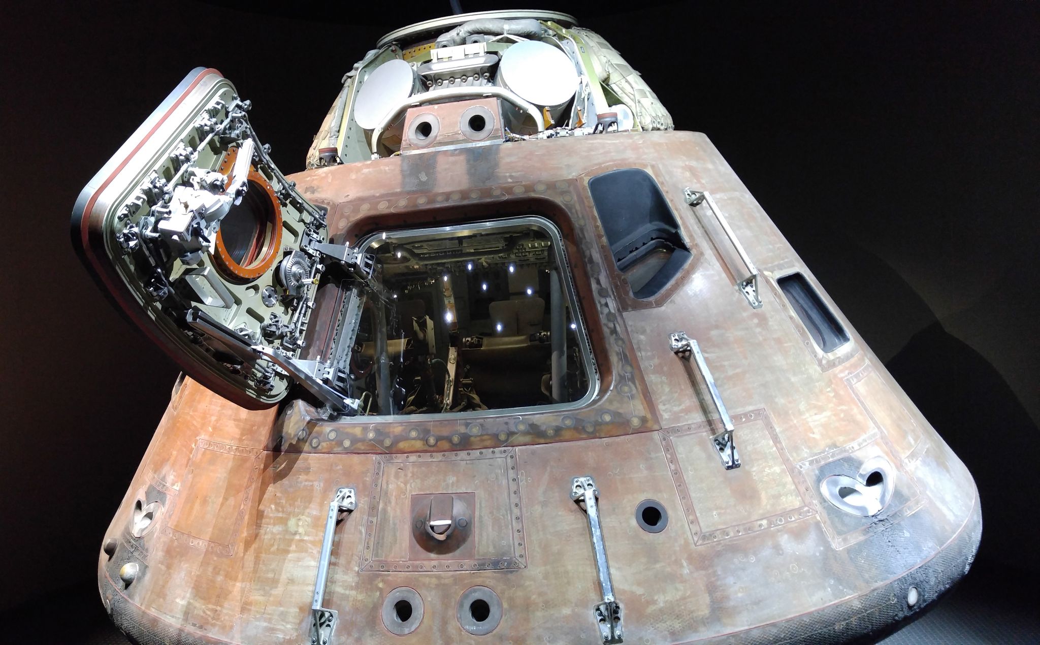Astronauten ISS schuilen in Crew Dragon door reparaties