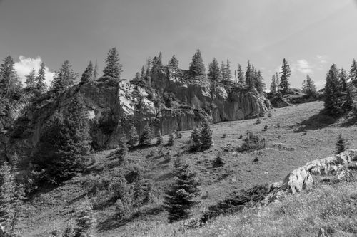 Free Black and white capture of a tranquil Swiss alpine landscape with rugged cliffs. Stock Photo