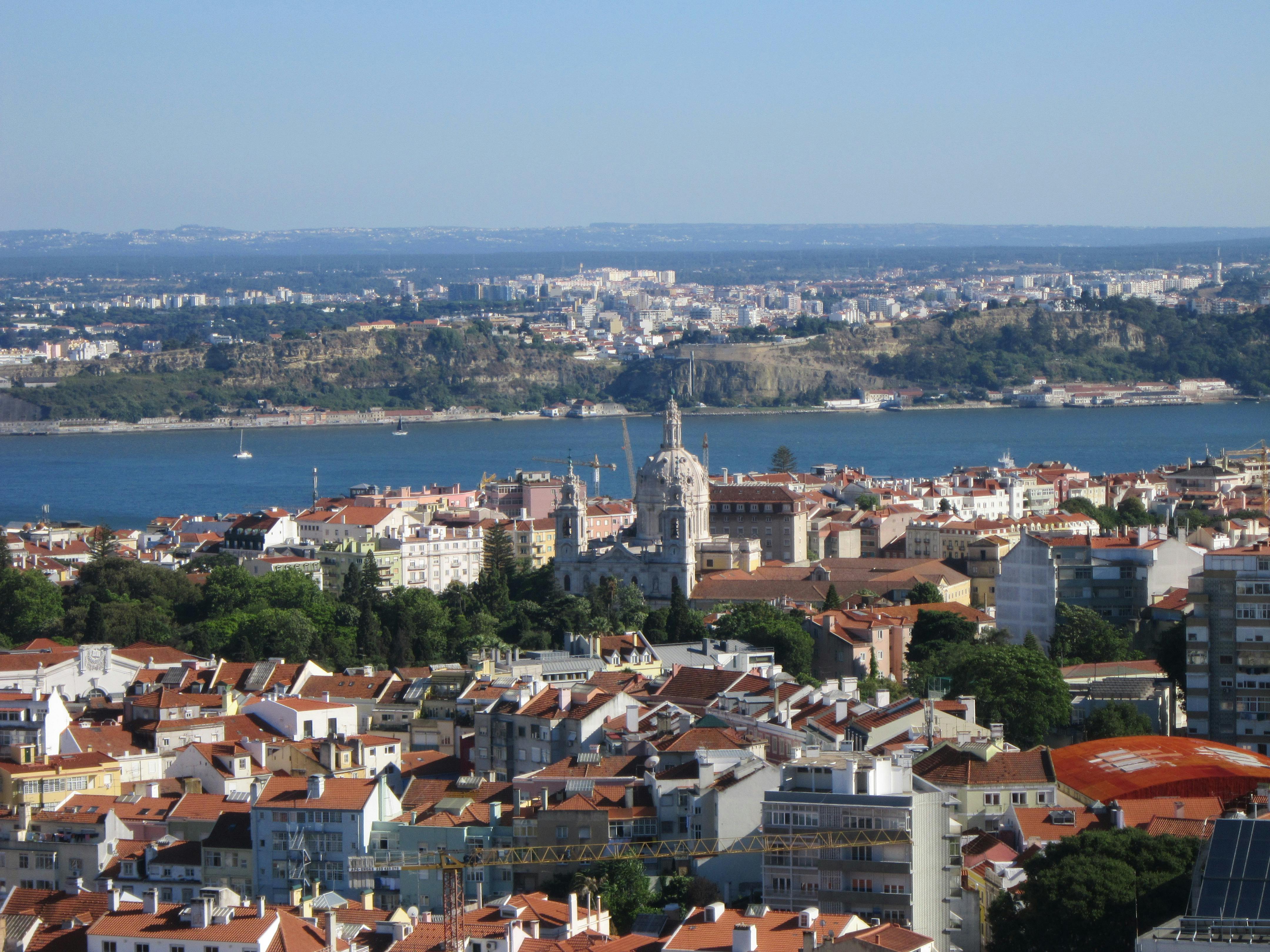 Bairros, monumentos e passeios que dão forma ao romance lisboeta