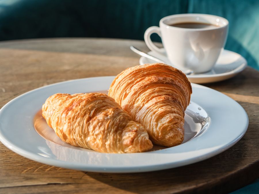 Croissants frais et café
