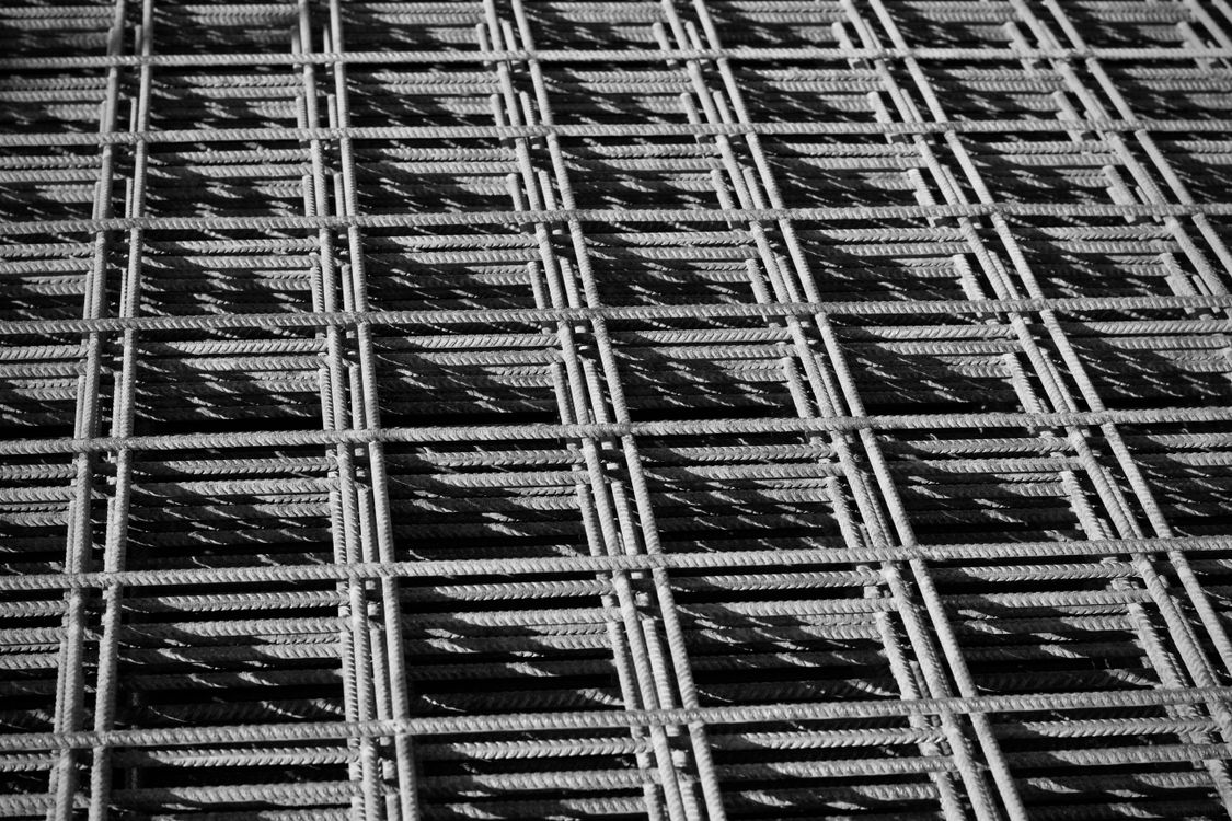 Rehbar Pattern Steel Rebar Grid Pattern in Black and White · Free Stock Photo