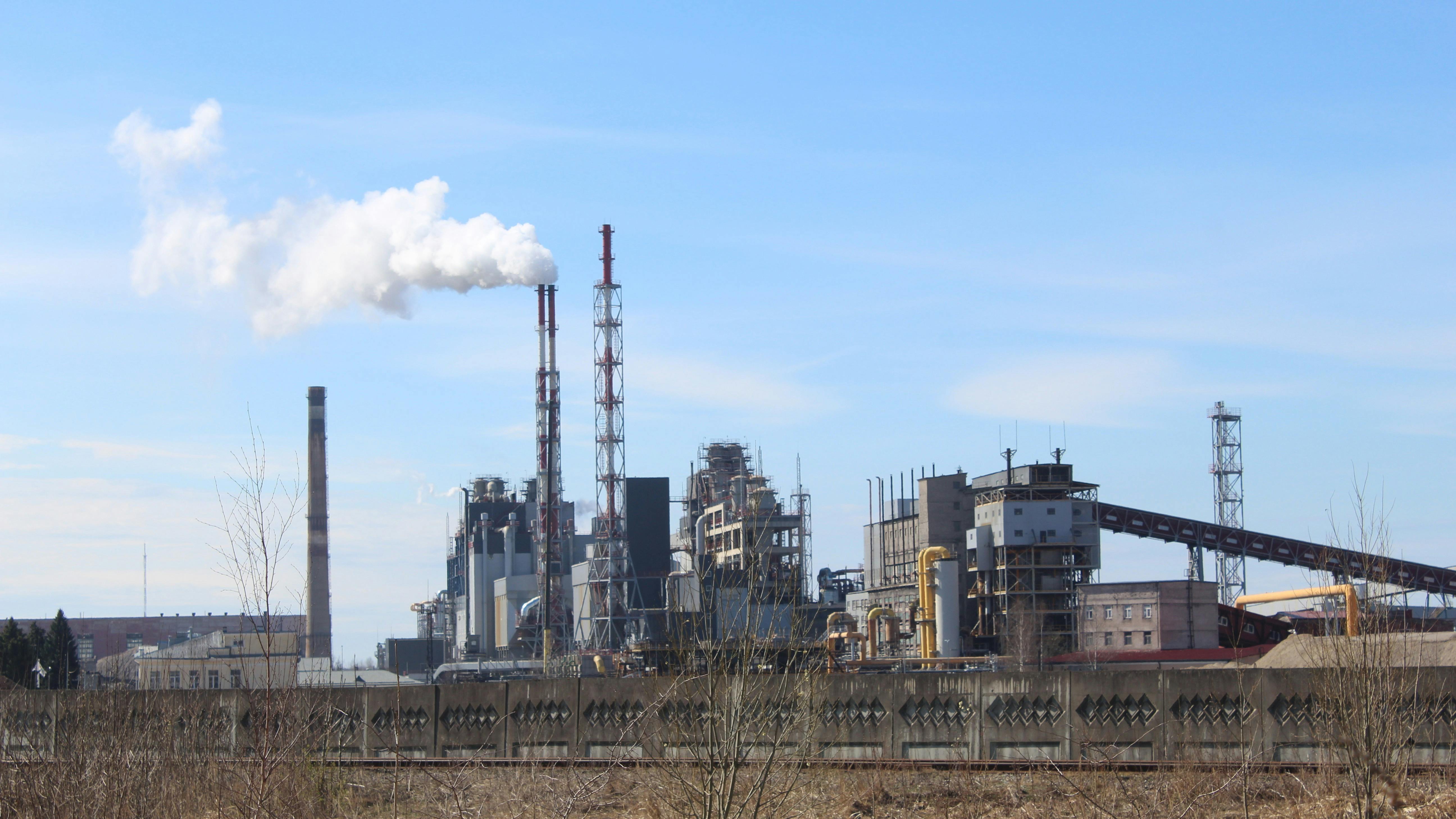 Vista industrial de una acería a la luz del día