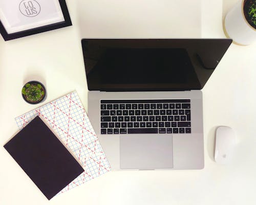 бесплатная Macbook Pro на белом столе Стоковое фото