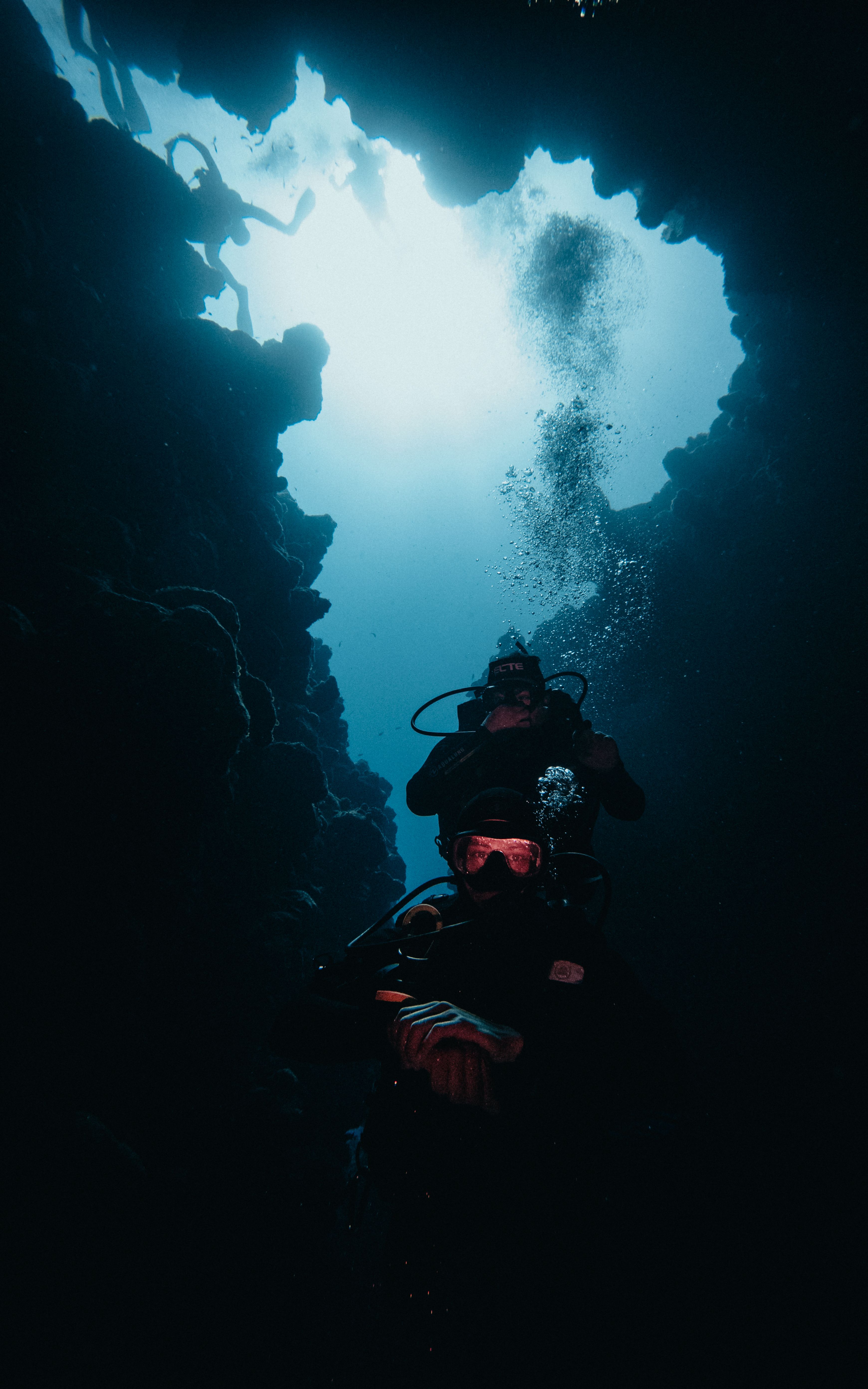 Gratuit Des plongeurs en scaphandre autonome explorent une grotte sous-marine à Dahab, soulignant le frisson de l'aventure. Photos