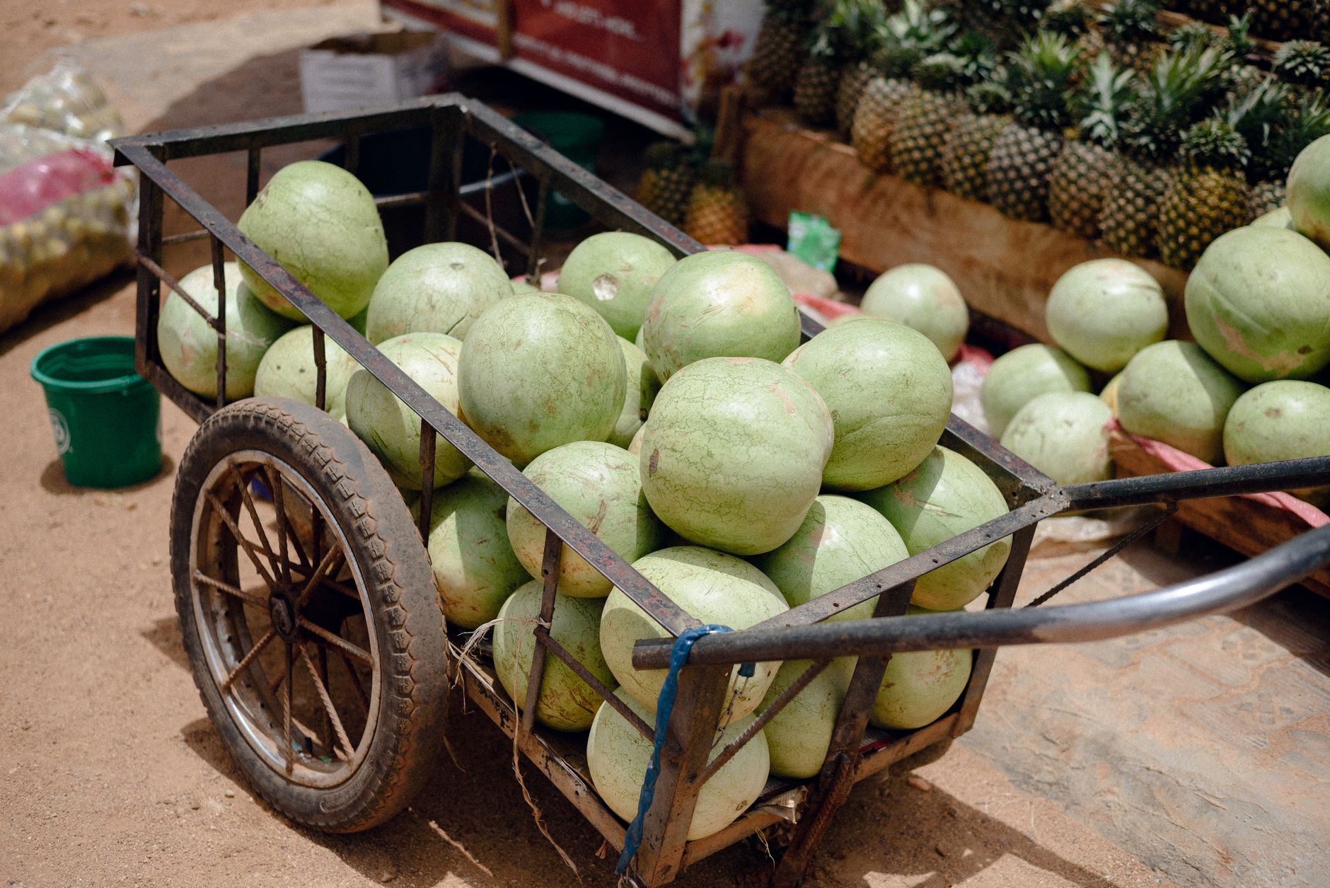 Marché agricole animé dans une ville de l'Ouest malgache