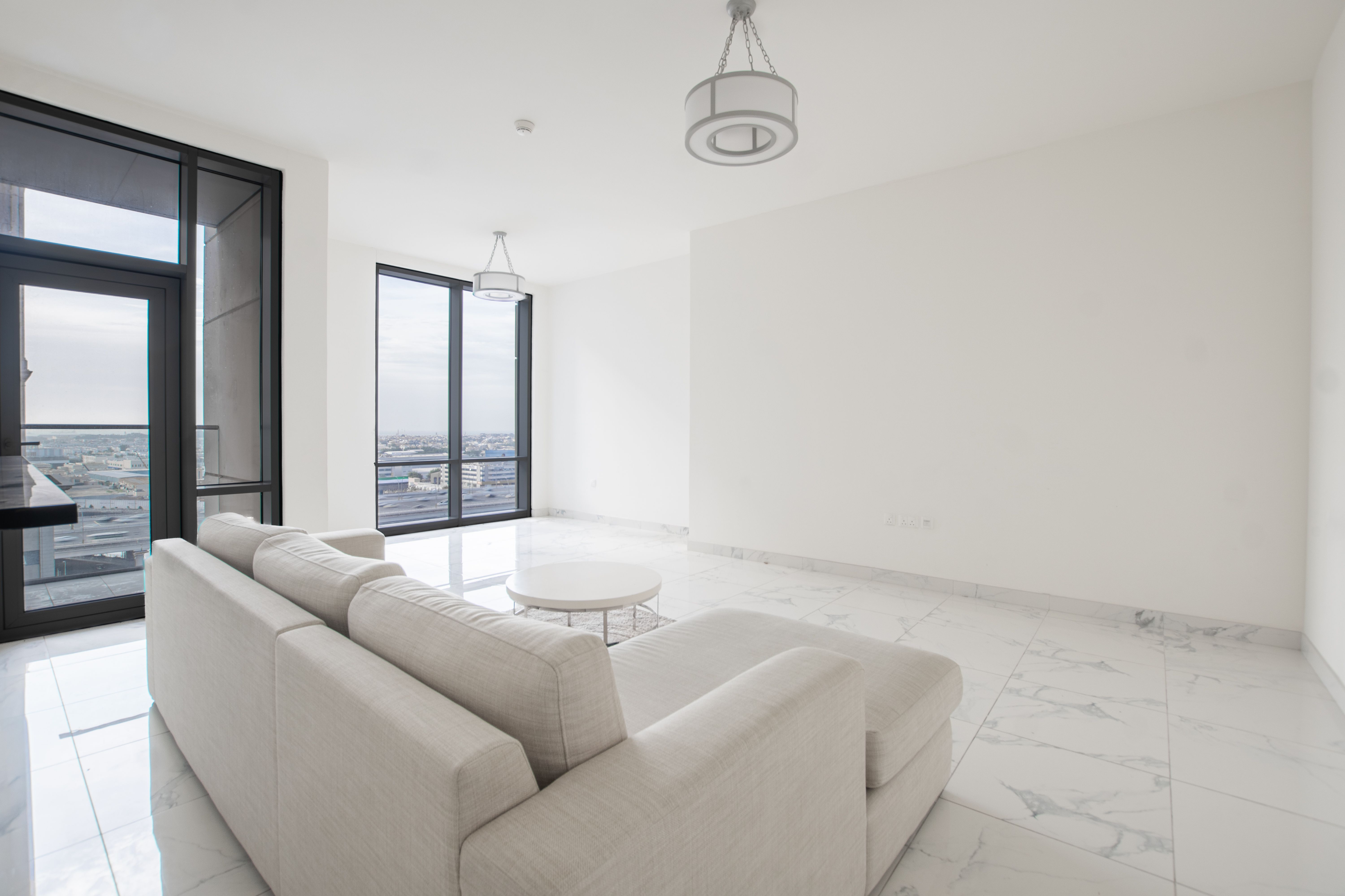 Streifenfreie Fenster in modernem Wohnzimmer mit großen Glasflächen und neutralen Tönen